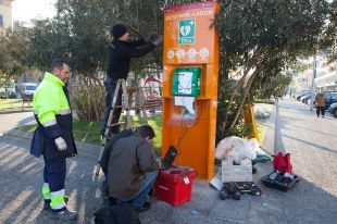 Girona comença a instal·lar desfibril·ladors al carrer