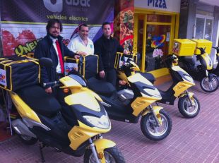 L'empresa Abat proveirà Carpi Pizza amb motos elèctriques per renovar la seva flota