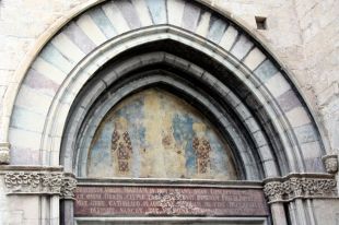Restauren el mural gòtic del segle XIV de l'entrada de la basílica de Sant Feliu de Girona