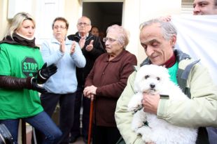 Aturat indefinidament el desnonament d'una família de Vidreres
