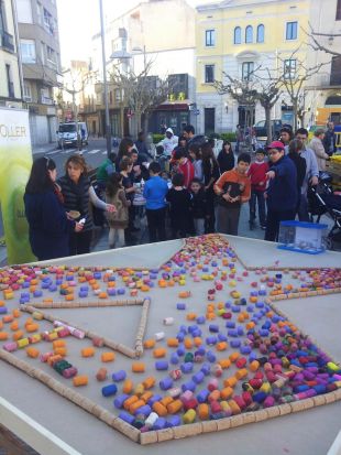 Cassà de la Selva es bolca amb la Marató i crea un llaç gegant amb taps de suro