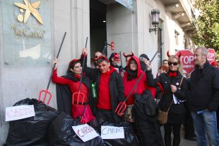 La PAH recrea un pessebre vivent i visita bancs per demanar que aturin els desnonaments