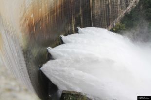 Endesa renova quatre desaigües del fons de la presa de Susqueda