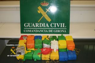 Enxampen un home que duia 18,8 quilos d'haxix amagats en globus al maleter del cotxe