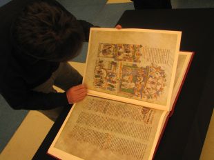 Ripoll exposa els facsímils de les dues bíblies escrites al Monestir durant el segle XI