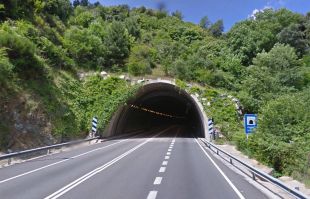 Tallat l'Eix Transversal per l'incendi d'un camió a l'interior d'un túnel a Arbúcies 