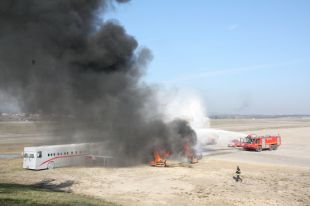 Més de 200 persones participen en un simulacre a l'Aeroport de Girona