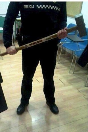 Un home armat amb un martell destrossa una pastisseria i l'església de Santa Coloma