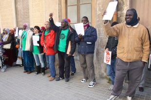 Famílies de Banyoles demanen al banc la dació en pagament del seu pis 