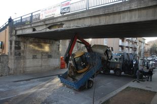 Un camió s'encasta contra el pont de la Ceràmica d'Olot 