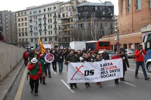 Uns 300 gironins marxen en defensa dels drets socials i en contra les retallades 