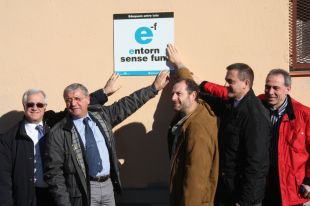 Girona engega una campanya per evitar que els pares fumin a l'entrada de les escoles