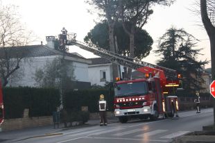 Crema la xemeneia d'una casa al barri de Pont Major de Girona
