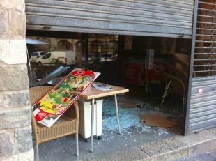 Entren a robar en un bar de Besalú i rebenten les màquines escurabutxaques
