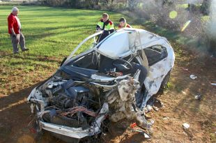 Un mort en un accident entre dos camions i un turisme a la N-II a Vilamalla