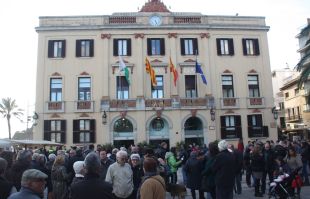 Concentració davant l'Ajuntament de Lloret contra la corrupció