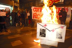 Marxa a Girona davant les seus del PP, PSC i CiU contra la corrupció