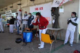 Cassolada al Santa Caterina de Salt en protesta per les condicions laborals