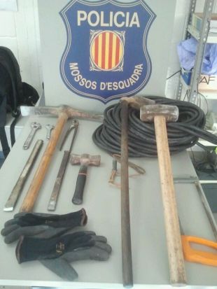 Detenen tres homes per sostreure cablejat elèctric del recinte de Radio Liberty de Pals