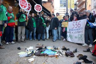 Llancen ous i sabates contra la seu del PP a Girona