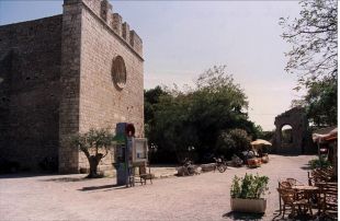 Patrimoni no permet pavimentar la plaça Major de Sant Martí d'Empúries