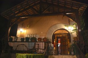 Tres encaputxats assalten un home de 93 anys i la seva cuidadora a Pontós