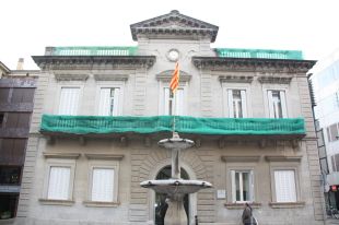 La bandera espanyola dura tres dies al balcó de l'Ajuntament de Banyoles