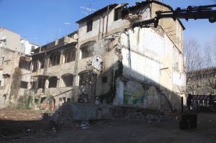 Enderroquen l'edifici de Can Gelada a Olot per situar-hi la plaça Mercat provisional