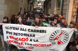 Mig miler d'estudiants gironins surten al carrer en favor de la universitat pública