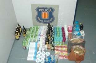 Dos detinguts per robar diversos productes en supermercats dels Baix Empordà