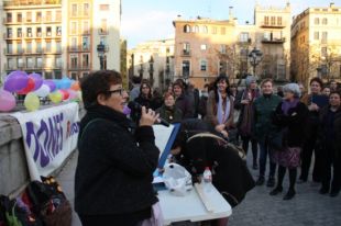 El Pont de Pedra de Girona es converteix en altaveu a favor dels drets de les dones