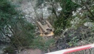 Una excavadora es precipita al buit en esfondrar-se la carretera per on circulava