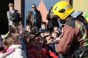Els Bombers mostren el seu dia a dia als escolars