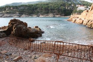 Costes es compromet a arranjar abans de Setmana Santa les dues platges de Calella i Tamariu amb risc d'esllavissades
