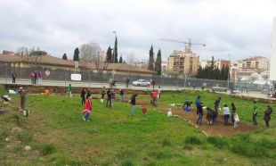 La PAH fa horts urbans al costat dels habitatges ocupats a Salt