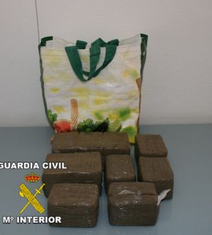 Detingut a la Jonquera amb 10 quilos de haixix amagats al cotxe