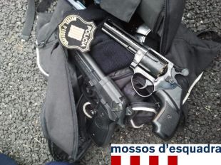 Detinguts dos joves que es feien passar per policies