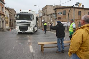 Camioners enfadats desperten els veïns de Bàscara de matinada