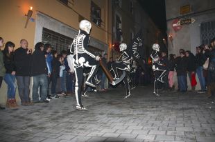 Massiva assistència a la 'Dansa de la Mort' de Verges
