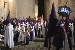 Centenars de persones segueixen la processó del Sant Enterrament de Girona