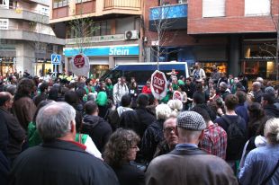 Un centenar de persones fan escarni davant la seu del PP a Girona