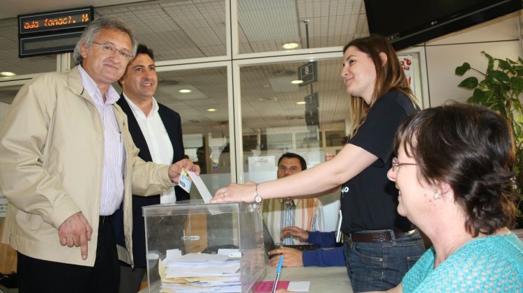 Francesc Canet acompanyat per Joan Puigcercós votant a Figueres © AG