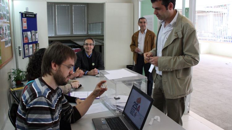 Santi Vila votant al Centre Cívic de la Creu de la Mà © ACN