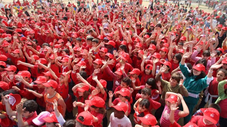 Un grup de nens de P5 a punt de ballar una sardana © AG