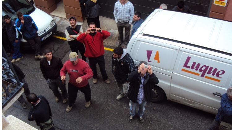 Treballadors de l'empresa de construcció de Pere Luque, aquest matí davant la casa de l'exalcalde © ACN