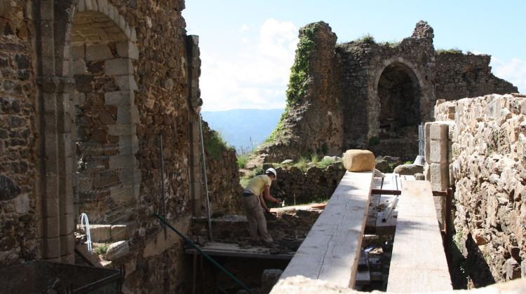 El recinte interior del castell de Montsoriu d'Arbúcies (Selva), en obres des de 1995 © ACN