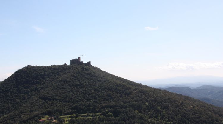El castell de Montsoriu corona un turó del Montseny des del qual té vistes sobre els municipis del voltant © ACN