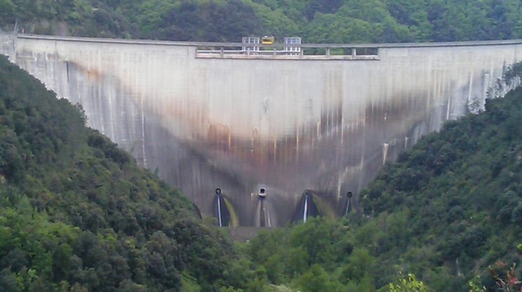 Una de les parets de l'embassament de Susqueda © ACN