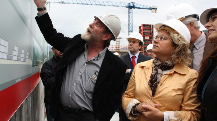 La consellera de Salut, Marina Geli, a la visita de les obres del nou hospital d'Olot © ACN