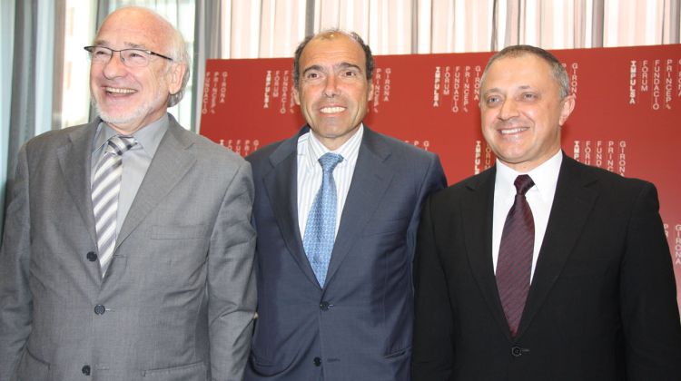 Arcadi Calzada (esquerra) en un acte de la Fundació Príncep de Girona © ACN